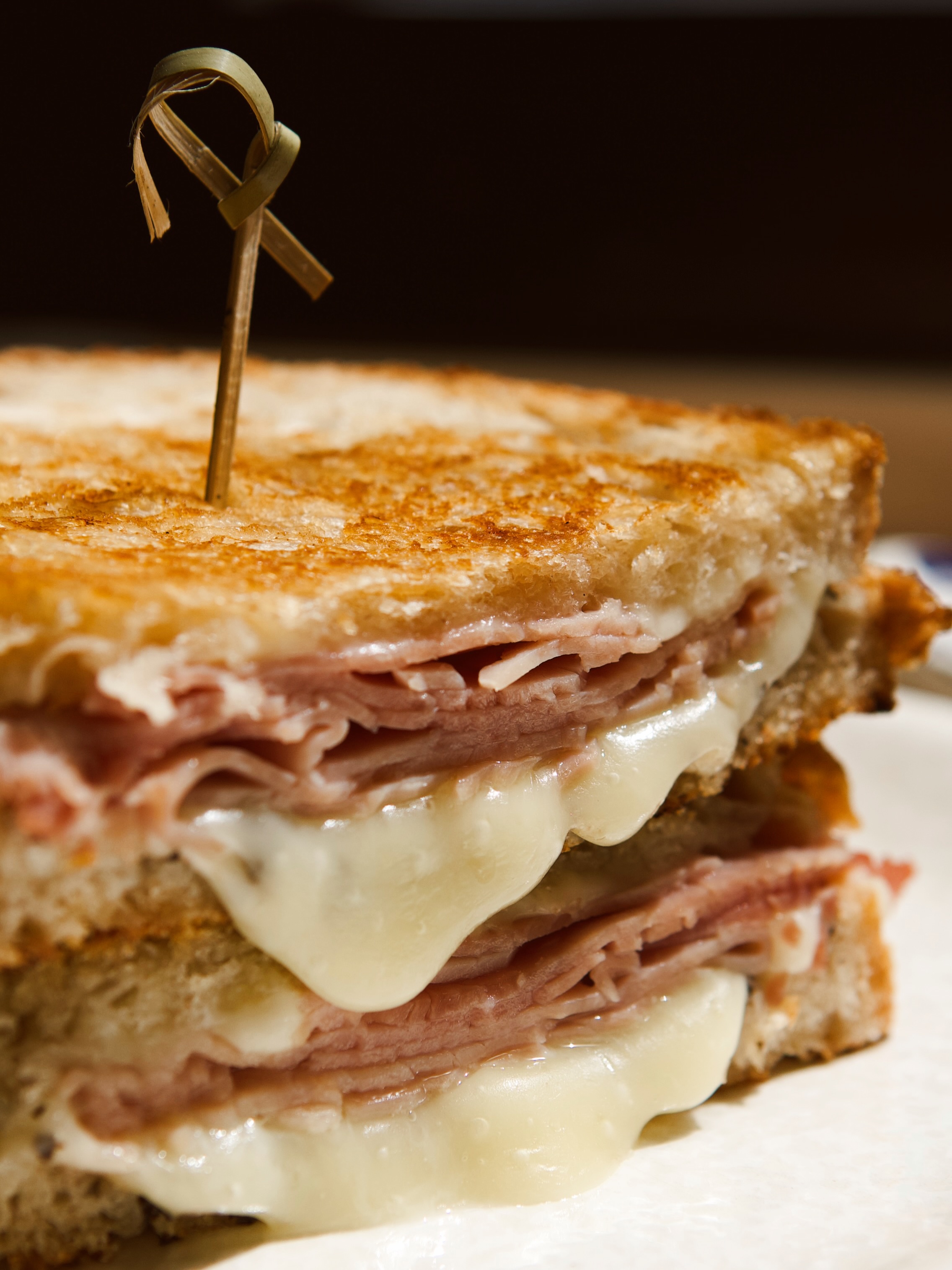 Sándwich mixto tostado de jamón con queso fundido y pan crujiente